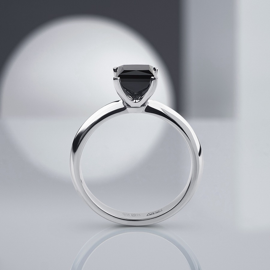 ПК-100Ч-01 Помолвочное кольцо из платины с черным бриллиантом - PlatinumLab