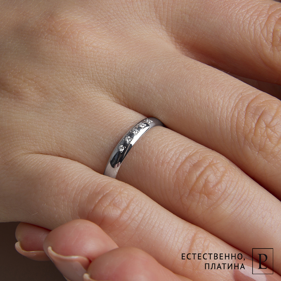 Обручальное кольцо на руке из платины с бриллиантами ПК-103-05 PlatinumLab фото 5