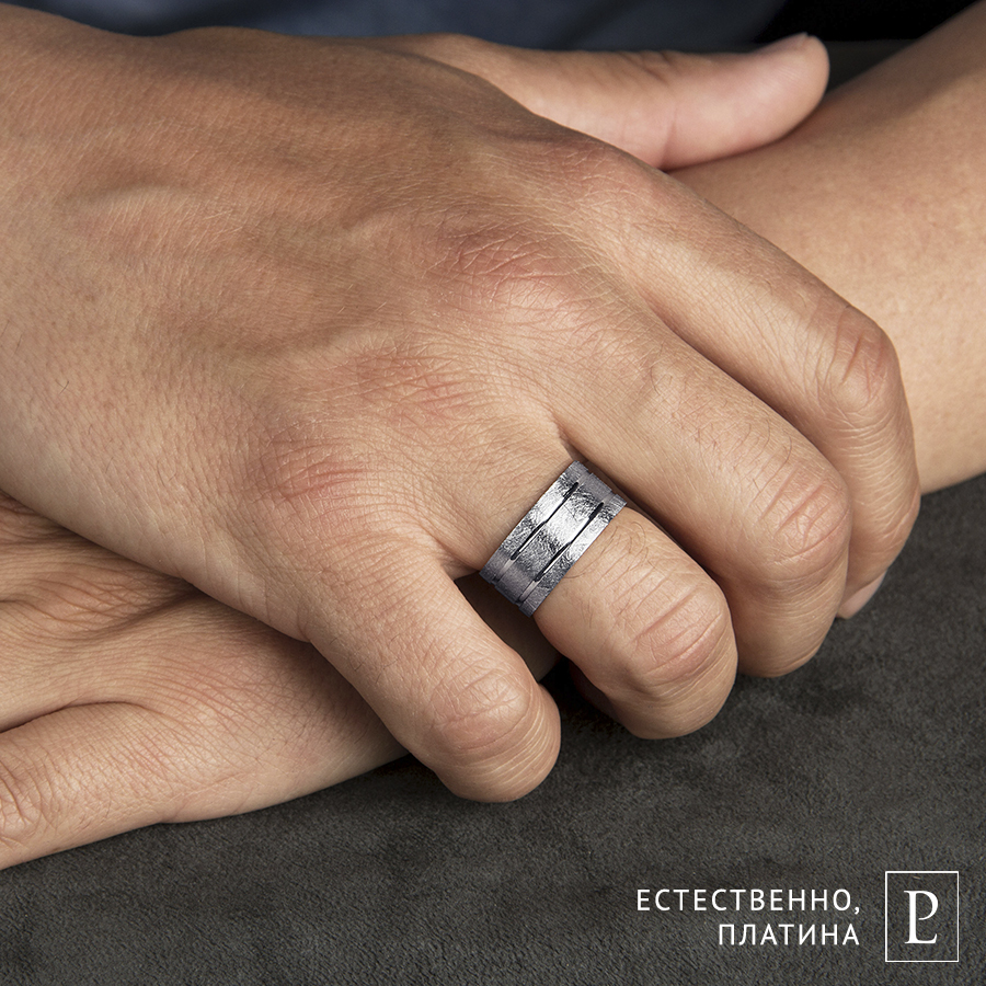 Мужское обручальное кольцо на руке из платины ПК-109-00-ТМ1 Platinum Lab фото 4