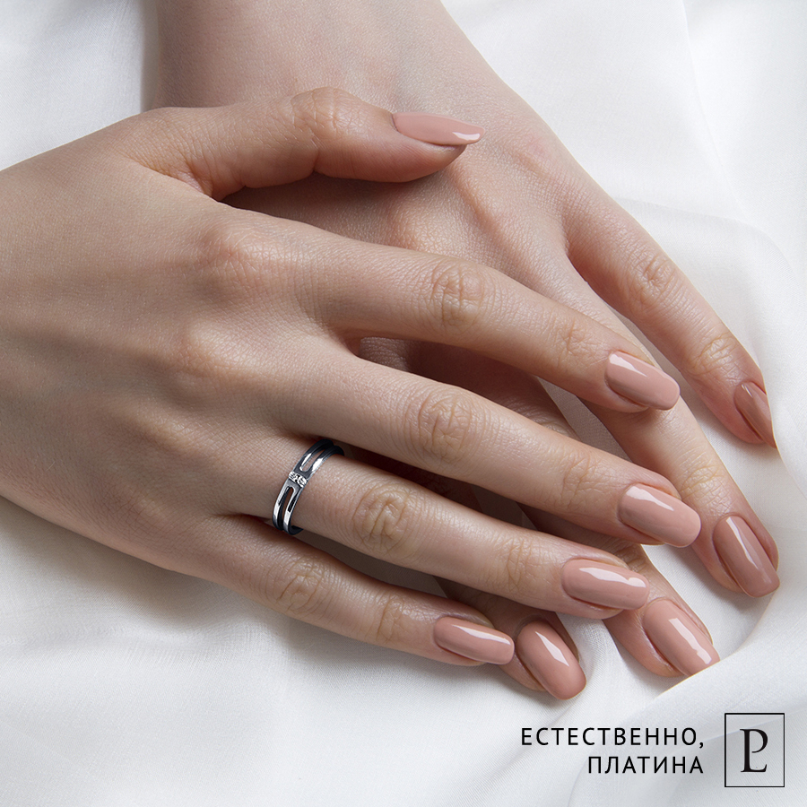 Обручальное кольцо на руке из платины с бриллиантами ПК-124-01 Platinum Lab фото 4