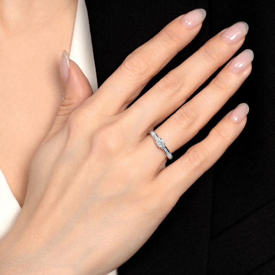 Помолвочное кольцо из платины на руке фото с бриллиантами ПК-031-01 Platinum Lab фото 4