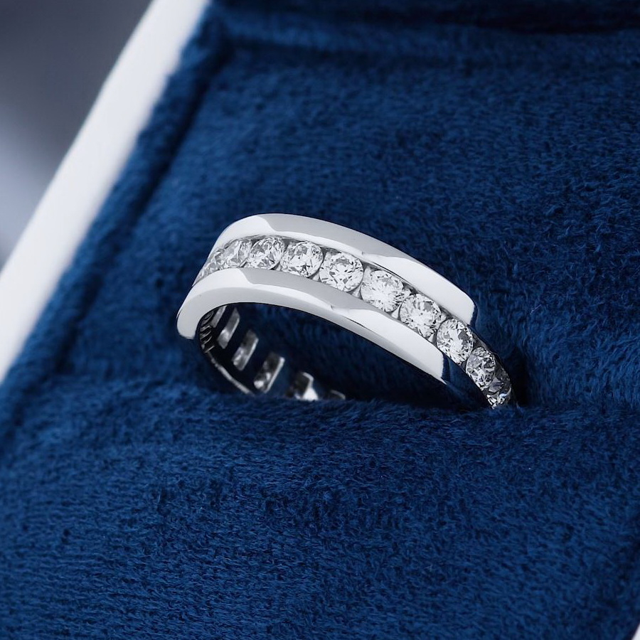 Обручальное кольцо из платины с дорожкой бриллиантов весом более 1 карата ПК-021-01 Platinum Lab видео 1