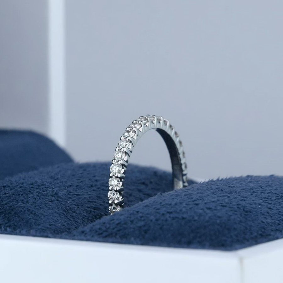 Обручальное кольцо из платины с бриллиантовой дорожкой весом пол карата ПК-022-01 Platinum Lab видео 1