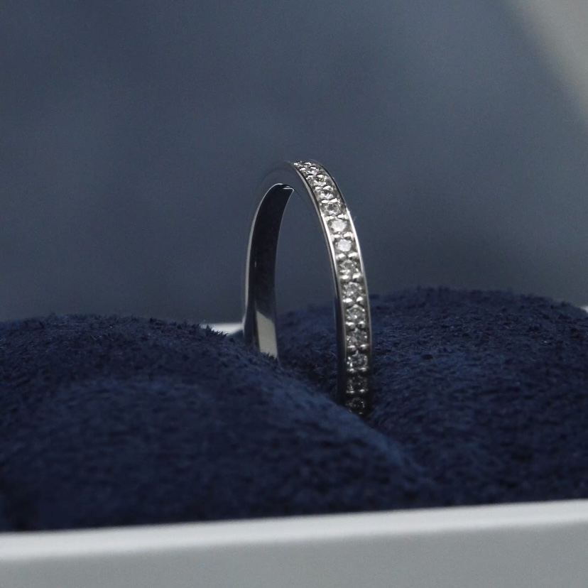 Обручальное кольцо из платины с дорожкой бриллиантов тонкое ПК-031-03 Platinum Lab видео 1