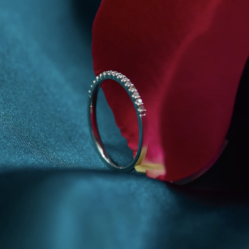 Обручальное кольцо из платины с бриллиантами тонкое ПК-044-01 Platinum Lab видео 1