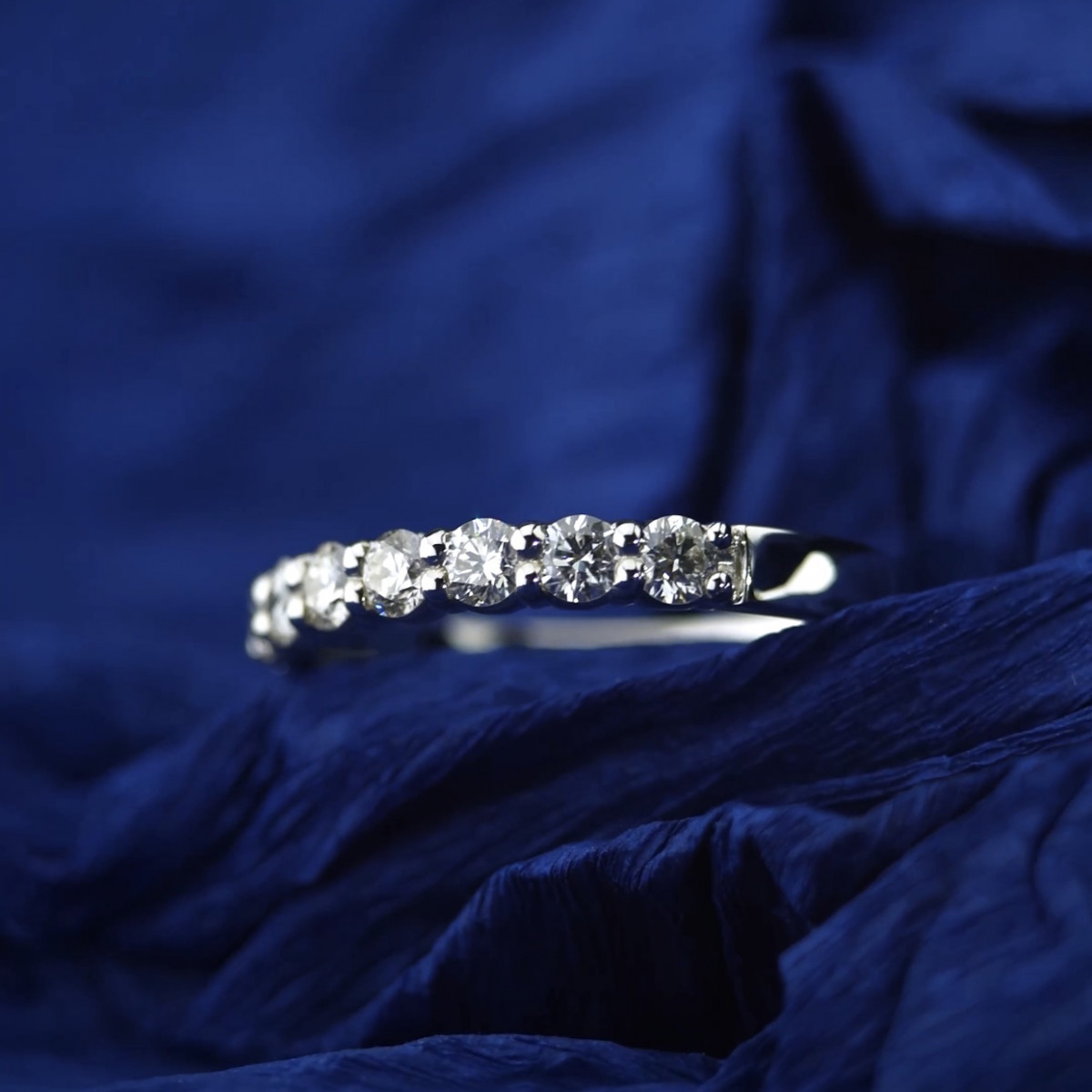Обручальное кольцо из платины с дорожкой бриллиантов ПК-044-05 Platinum Lab видео 1