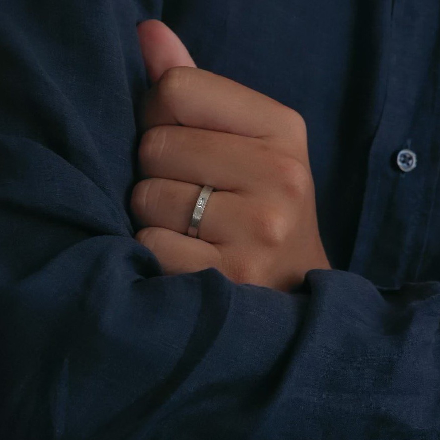 Обручальное кольцо из платины с бриллиантом матовое ПК-111-04-М1 Platinum Lab видео 1