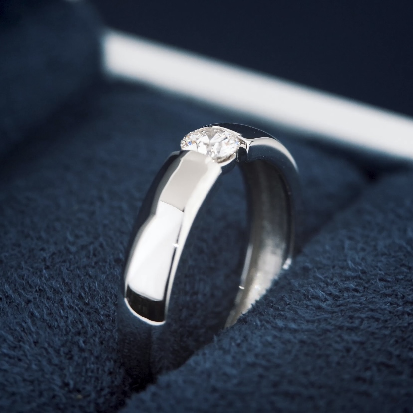 Обручальное кольцо из платины с крупным бриллиантом ПК-117-03 Platinum Lab видео 1